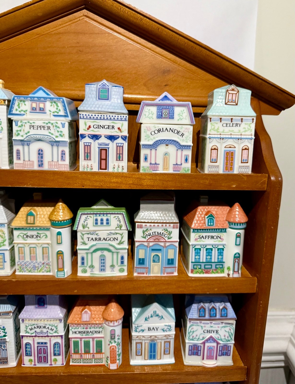 ✨ 1989 Lenox Porcelain Spice Village with 24 Jars and Wooden Rack – Original Set ✨